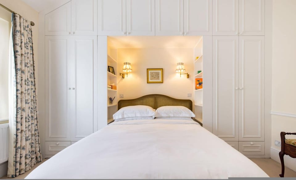 Traditional Treasure 3 Bedroom Home by Hyde Park House in City of Westminster