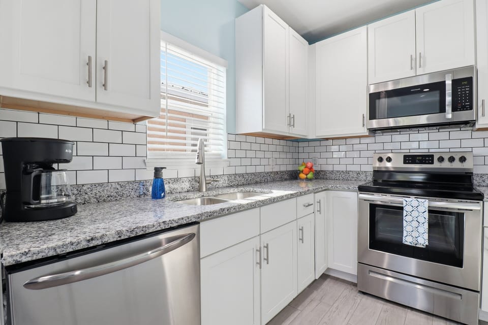 Duplex, 2 Bedrooms | Private kitchen | Fridge, oven, coffee/tea maker, toaster