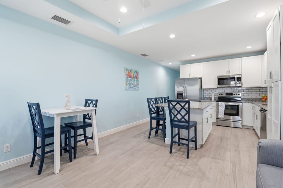 Duplex, 2 Bedrooms | Private kitchen | Fridge, oven, coffee/tea maker, toaster