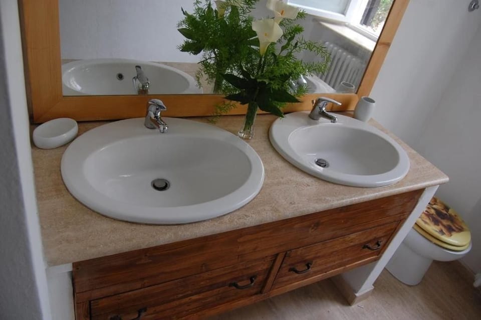 Standard Single Room, Shared Bathroom | Bathroom | Free toiletries, hair dryer, bidet, towels