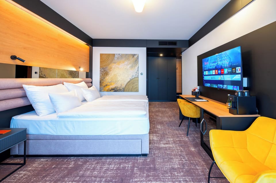 Deluxe Double or Twin Room, Bathtub | Minibar, in-room safe, desk, laptop workspace