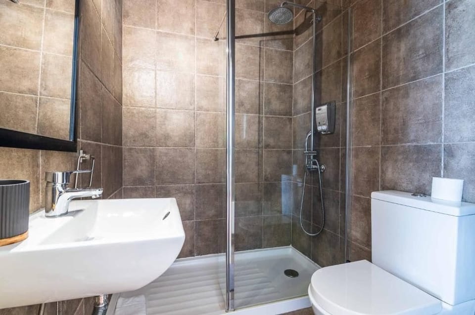 Basic Twin Room | Bathroom