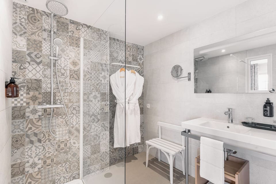 Superior Room - Port View with Balcony | Bathroom