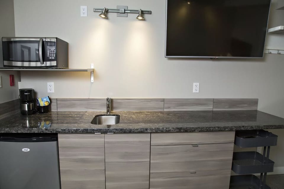 Signature Single Room, 1 Double Bed, Kitchenette, Ground Floor | Private kitchen | Coffee/tea maker, fridge, microwave