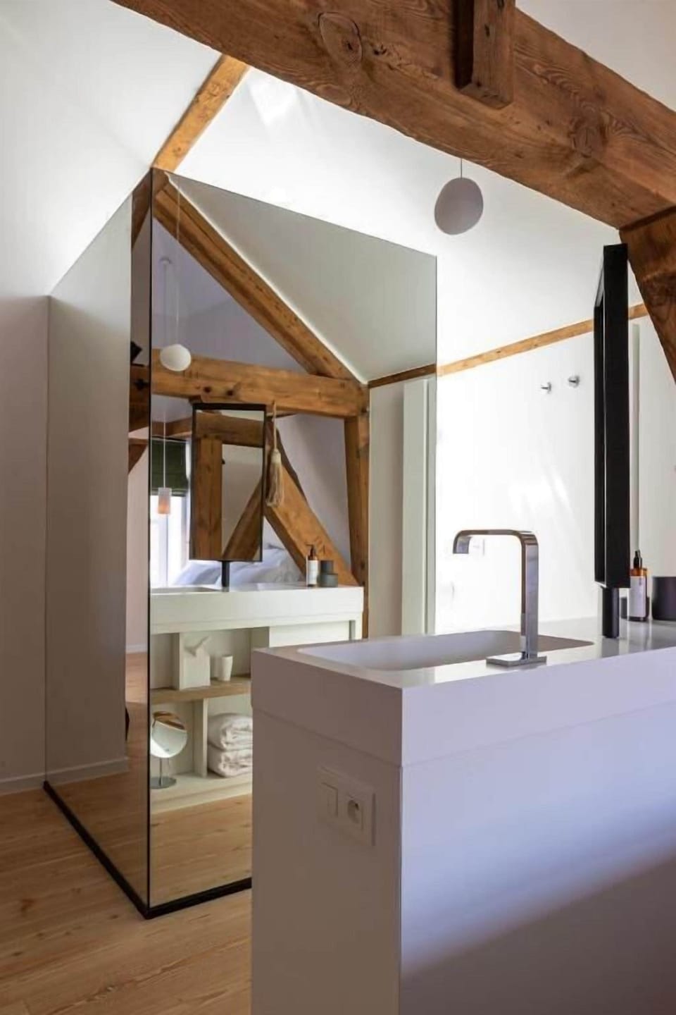 Deluxe Double Room, Canal View | Bathroom | Hair dryer, towels, soap, shampoo