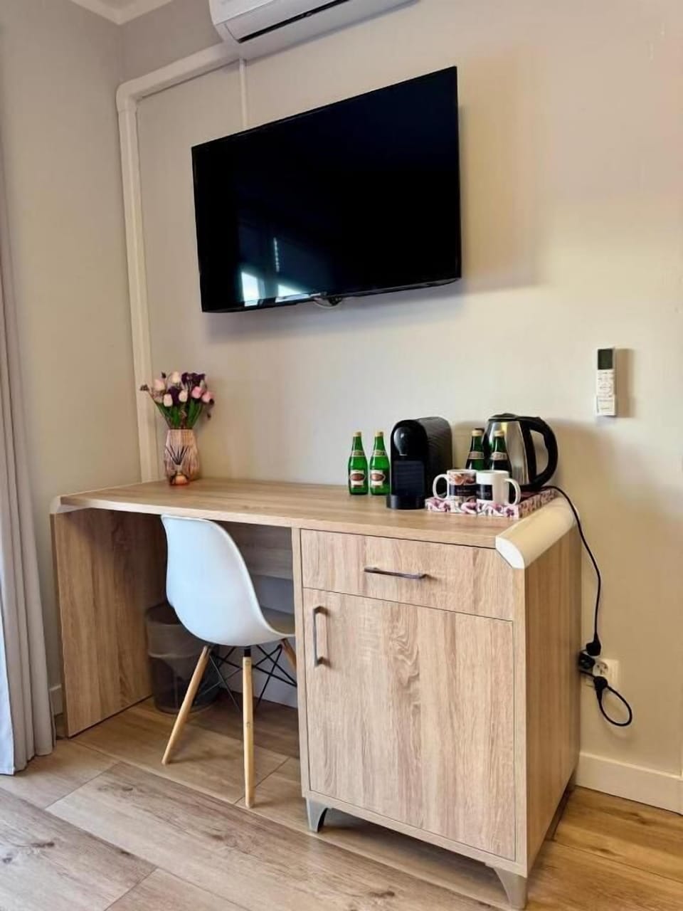 Deluxe Double Room, Balcony, City View | Interior