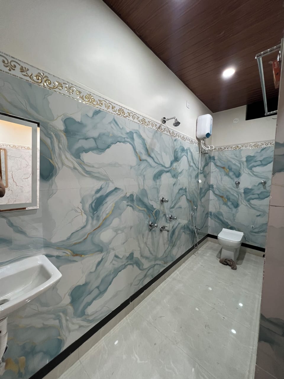 Standard Room, 1 King Bed | Bathroom | Shower, free toiletries, towels, soap
