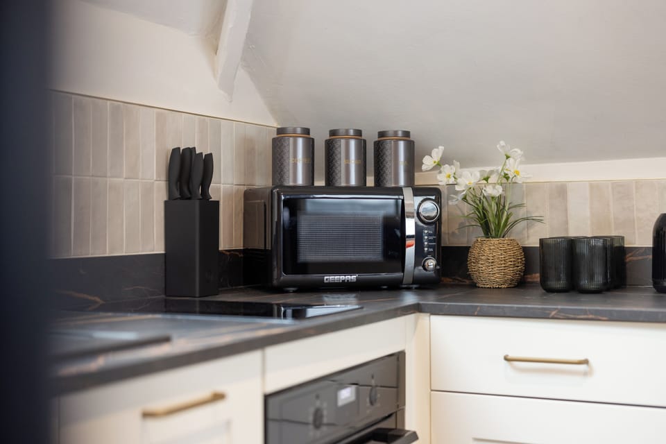 Deluxe Studio | Private kitchen | Fridge, microwave, oven, stovetop