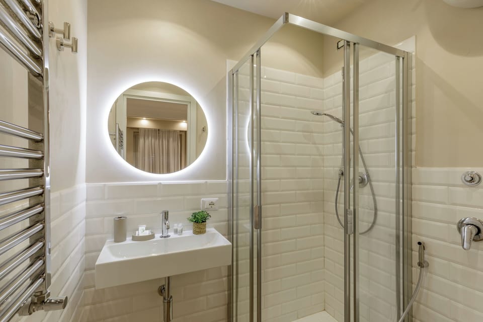 Economy Double Room | Bathroom | Shower, hair dryer, towels