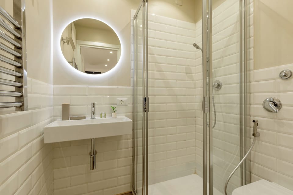Economy Double Room | Bathroom | Shower, hair dryer, towels