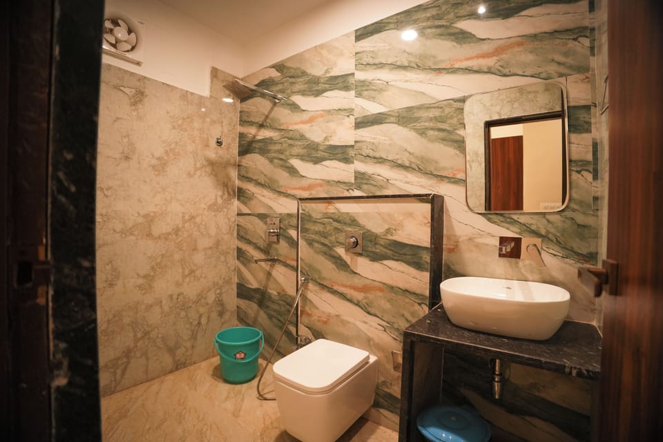 Luxury Triple Room | Bathroom | Soap, toilet paper