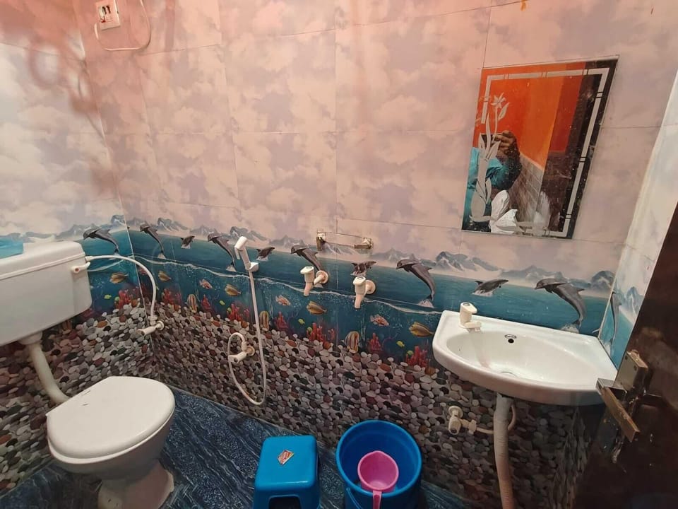 Triple Room | Bathroom | Shower, free toiletries, soap, shampoo