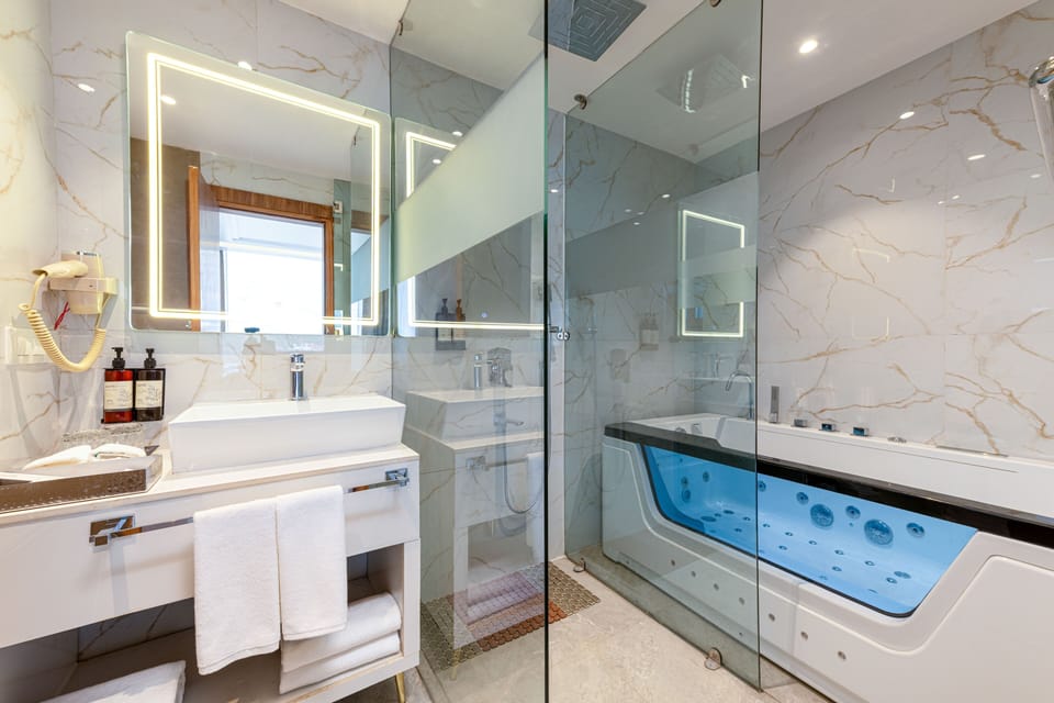 Suite, Balcony, Mountain View | Bathroom | Shower, free toiletries, hair dryer, towels