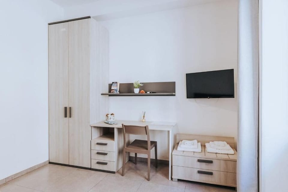 Comfort Double Room | Desk, laptop workspace, cribs/infant beds, rollaway beds
