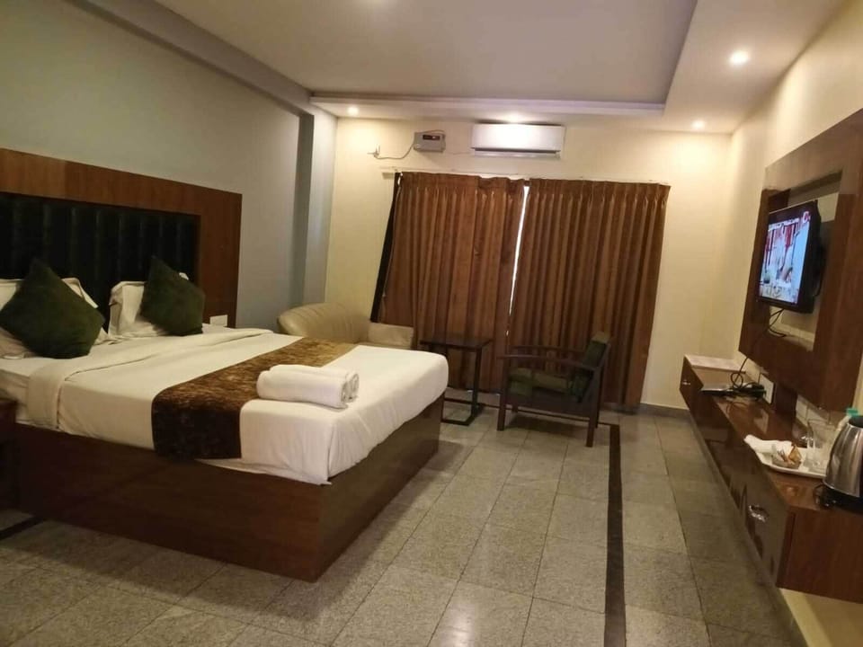 Deluxe Double Room | Blackout drapes, soundproofing, iron/ironing board, free WiFi