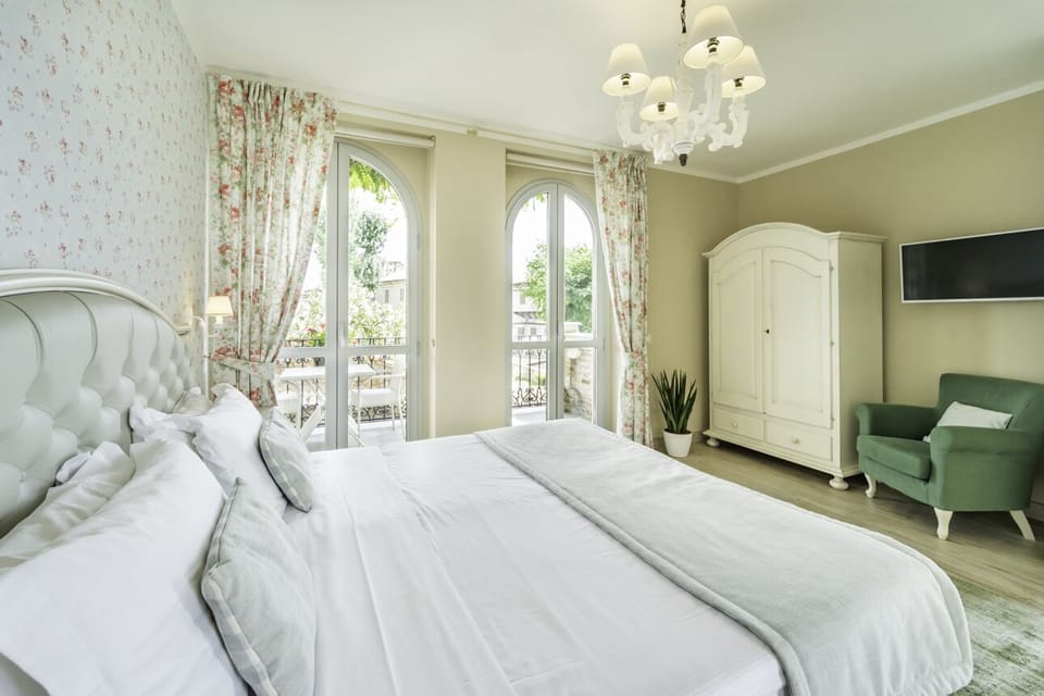 Suite, 1 King Bed, Jetted Tub, Hill View | Minibar, in-room safe, desk, free WiFi