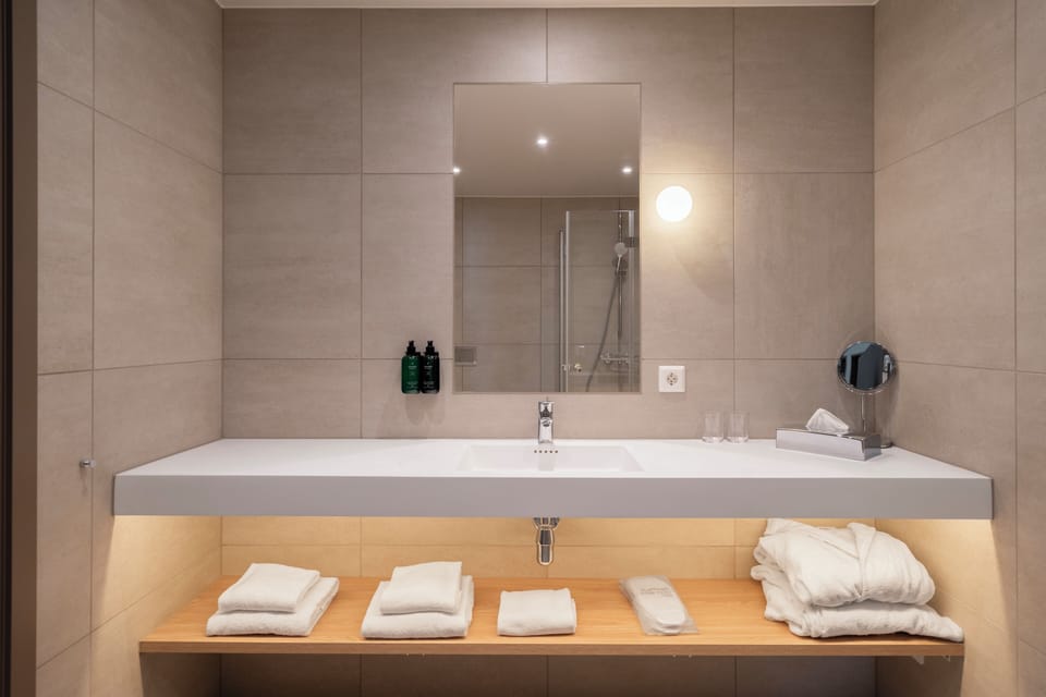 Junior Suite, Non Smoking | Bathroom | Shower, free toiletries, hair dryer, towels