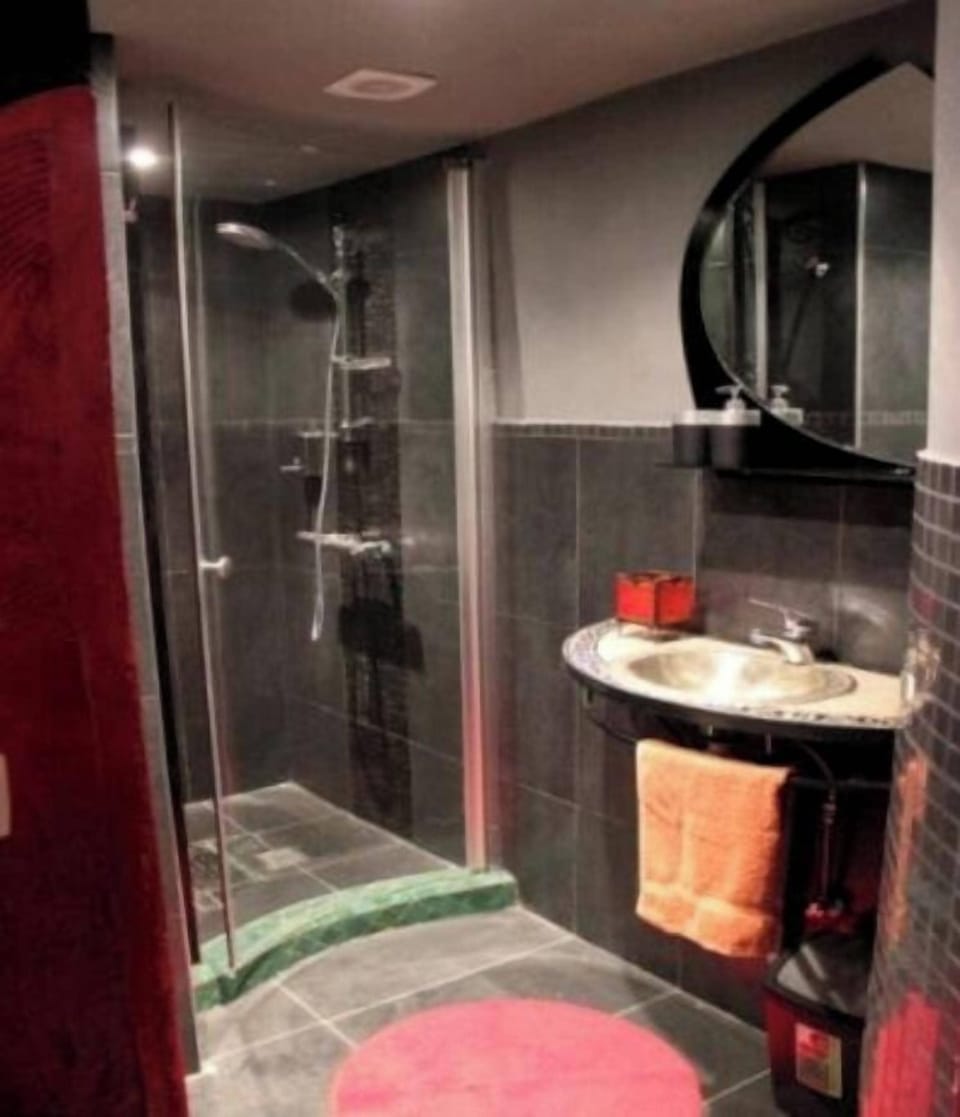 Towels, soap, shampoo, toilet paper