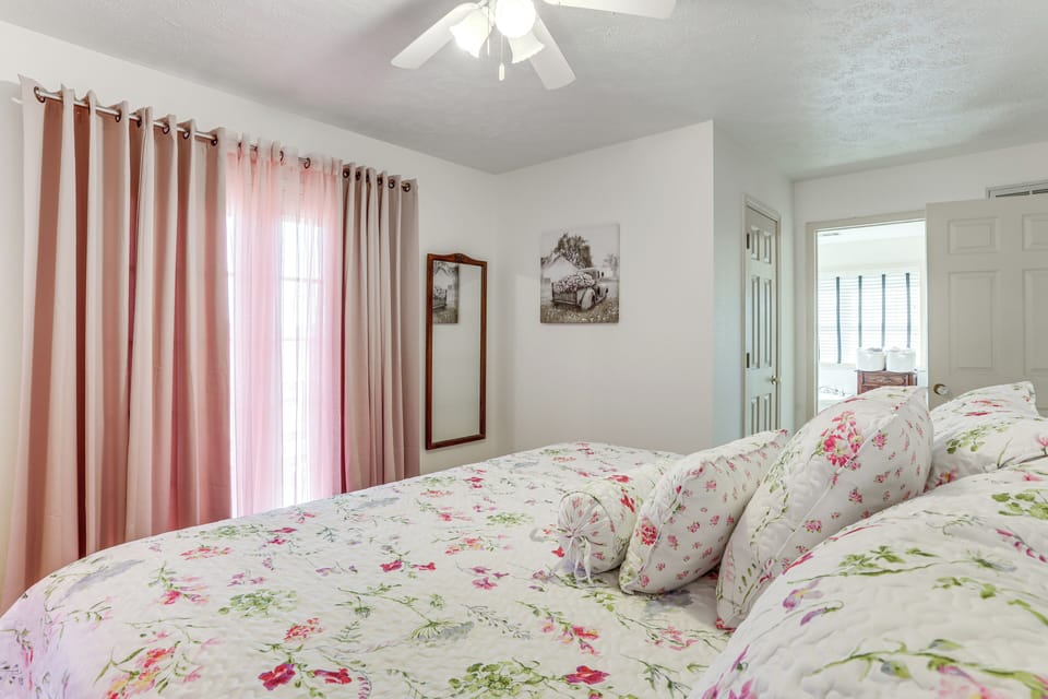 Unique Family Home on Working Ranch in Henderson! Cottage in Norfork Lake