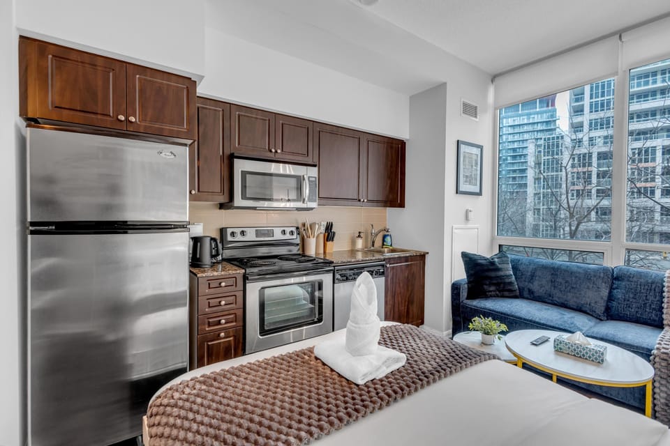 Comfort Studio Suite | Private kitchen | Fridge, microwave, oven, stovetop