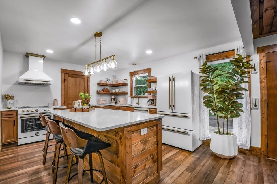 Cabin, 3 Bedrooms | Private kitchen | Coffee/tea maker, fridge, oven, toaster