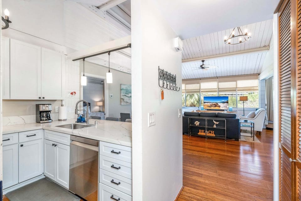 Condo, Multiple Beds, Balcony, Partial Ocean View (Haleakala Shores A-411) | Interior