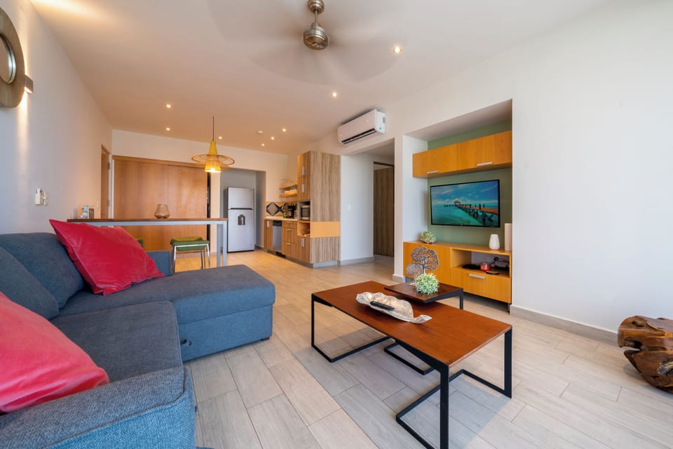 Comfort Condo, Balcony | Living area