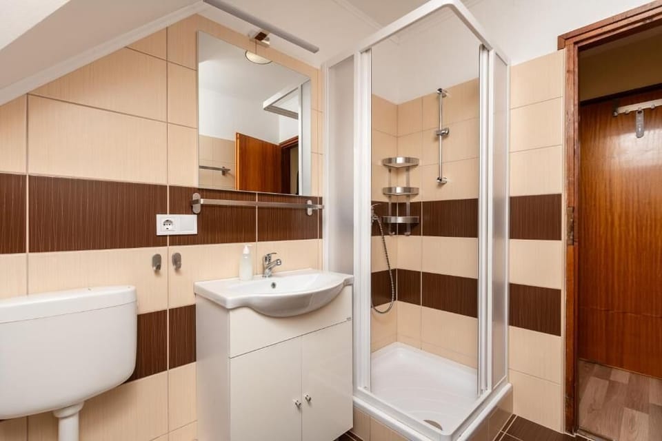 Double Room, Courtyard View | Bathroom | Hair dryer, towels, toilet paper