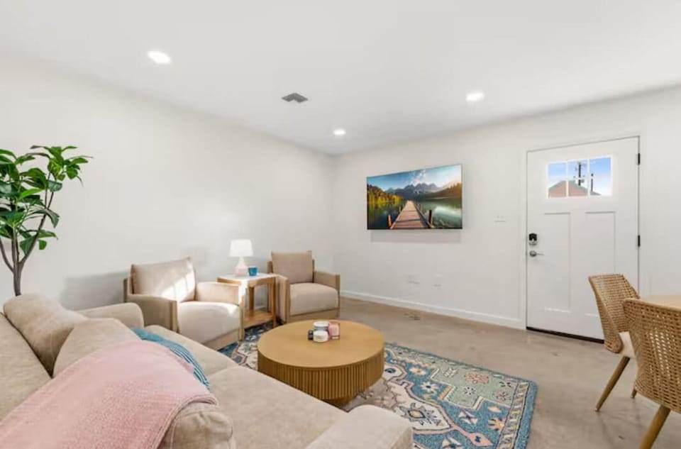 Luxury House, 2 Bedrooms, Kitchen | Living area | Smart TV
