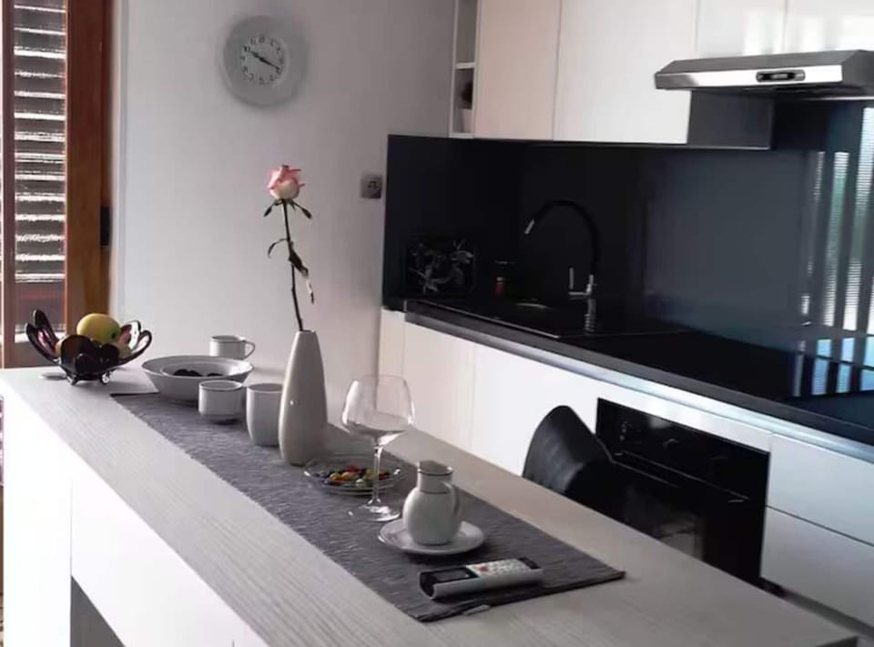 Apartment (Two Bedroom Apartment with Sea View a) | Dining room