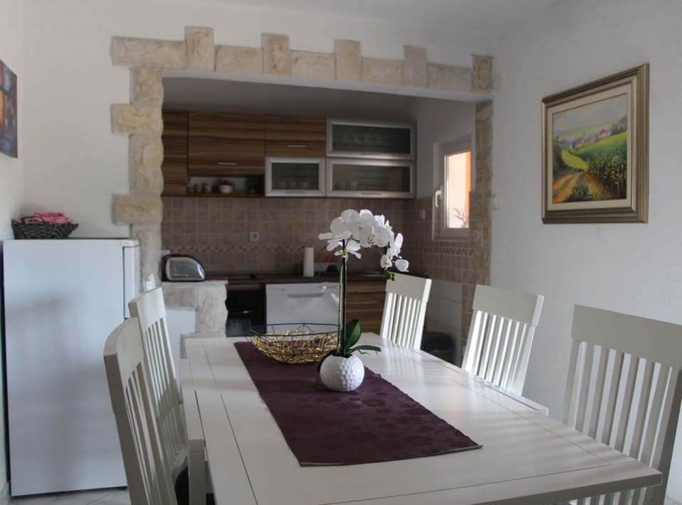 House (Five Bedrrom Holiday Home with Pool) | Dining room