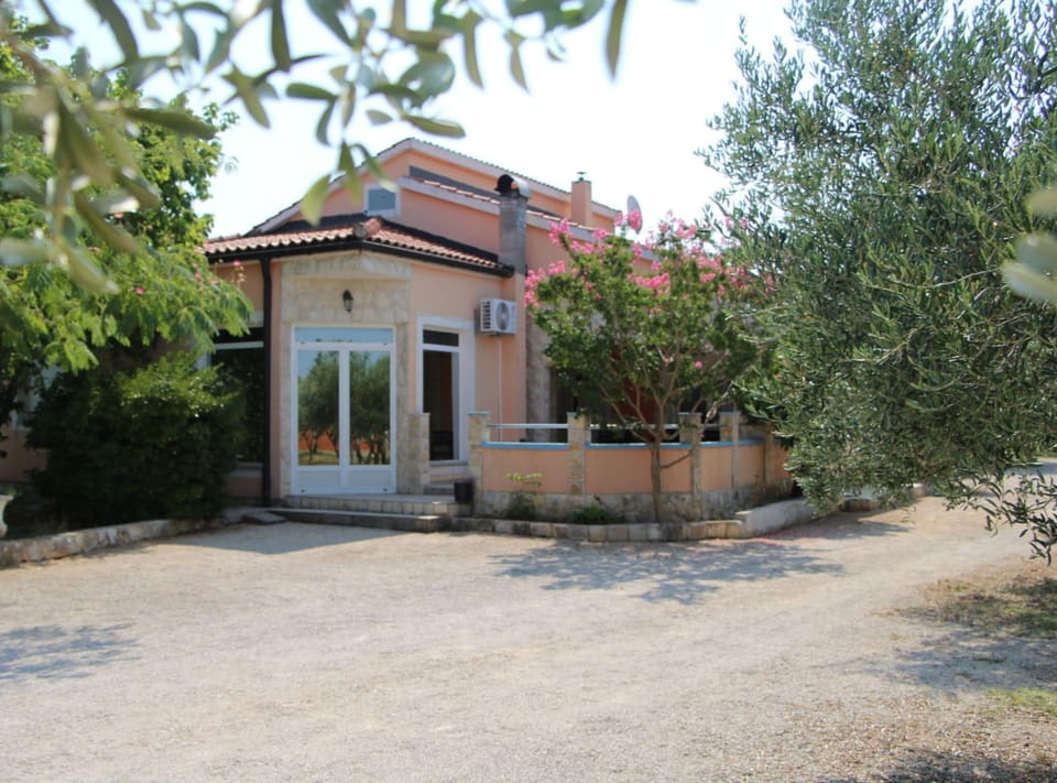 House (Five Bedrrom Holiday Home with Pool) | Exterior
