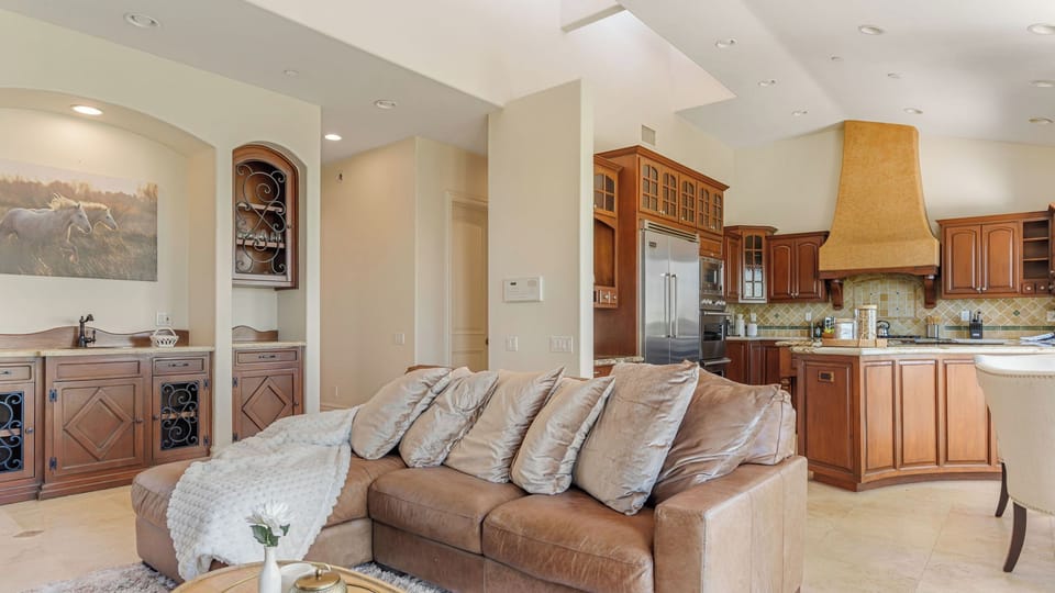 House (5 Bedrooms) | Interior