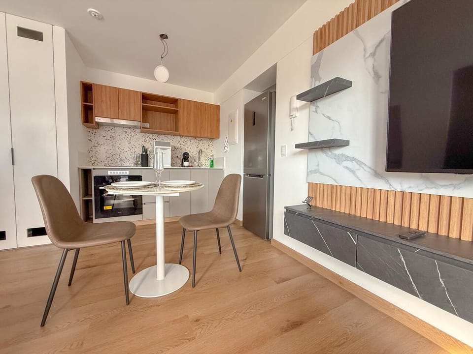 Apartment, 1 Queen Bed, Kitchenette, City View | Interior