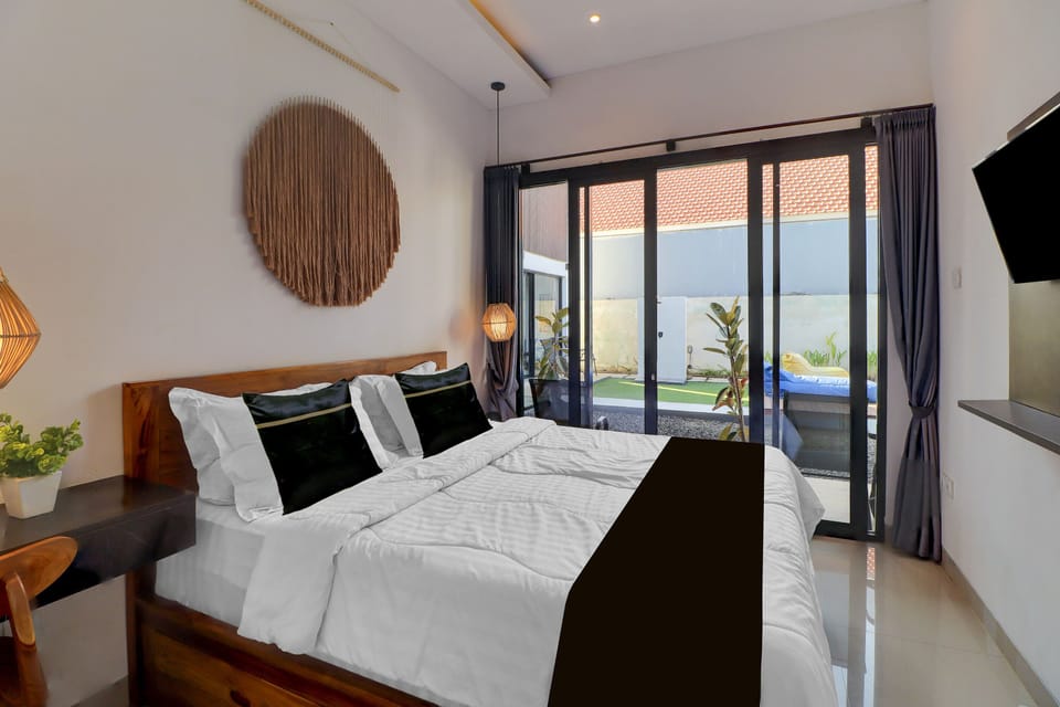 Deluxe Suite, Pool Access | Free WiFi, bed sheets
