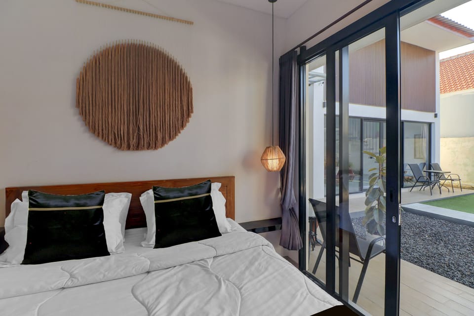 Deluxe Suite, Pool Access | Free WiFi, bed sheets