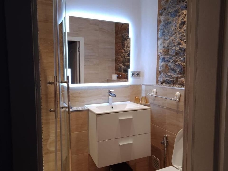 Double or Twin Room, Balcony, City View | Bathroom