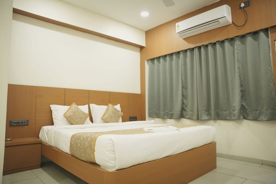 Deluxe Double Room | Iron/ironing board, free WiFi