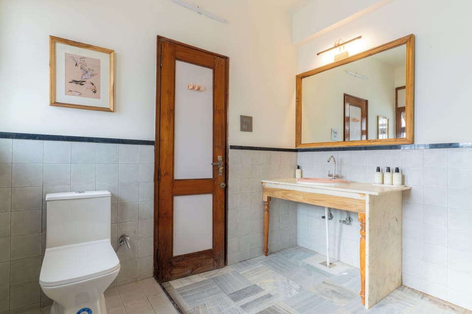 Superior Suite, Balcony, City View | Bathroom | Shower, slippers, towels, soap