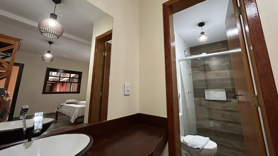 Deluxe Quadruple Room | Bathroom