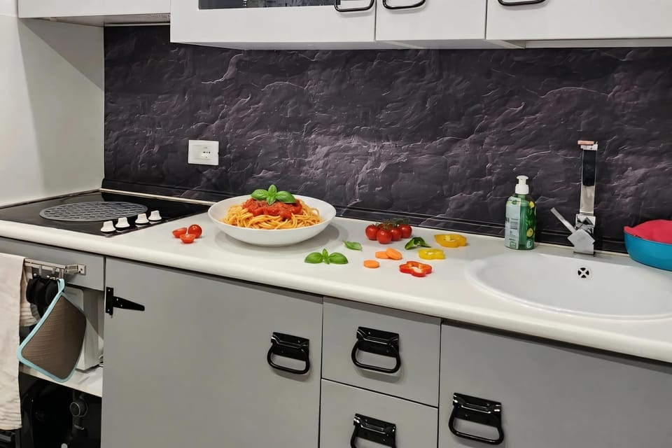 Standard Studio, Balcony, Mountain View (Apt Suite 125 shared pool & sun) | Private kitchenette