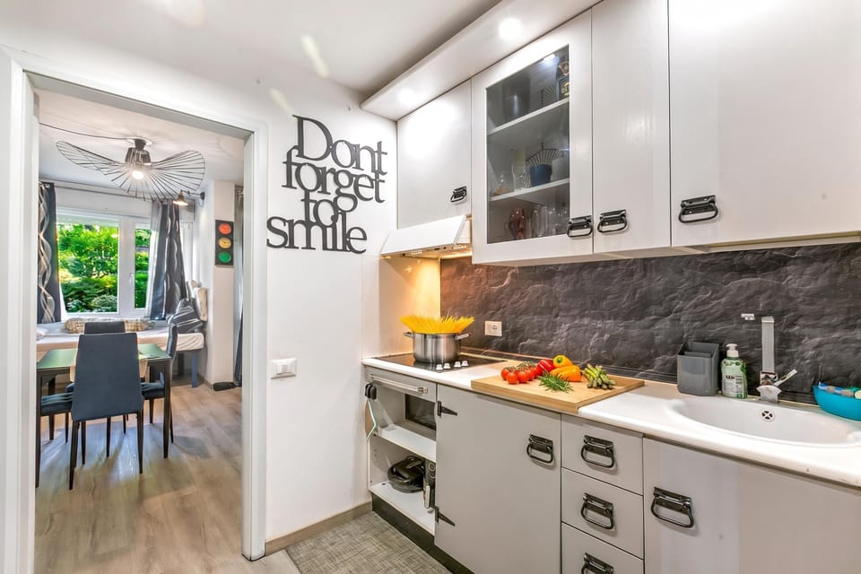 Standard Studio, Balcony, Mountain View (Apt Suite 125 shared pool & sun) | Private kitchen
