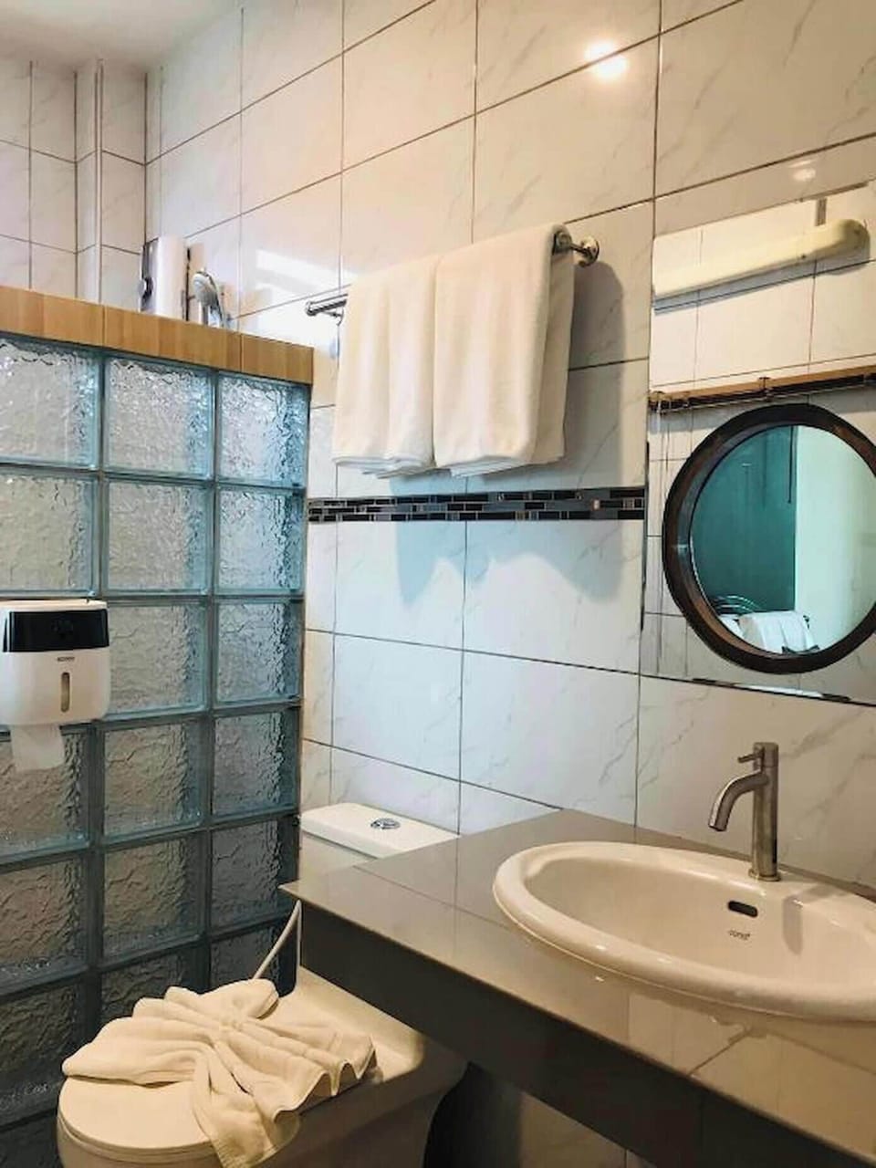 Deluxe Double or Twin Room with Ocean View | Bathroom