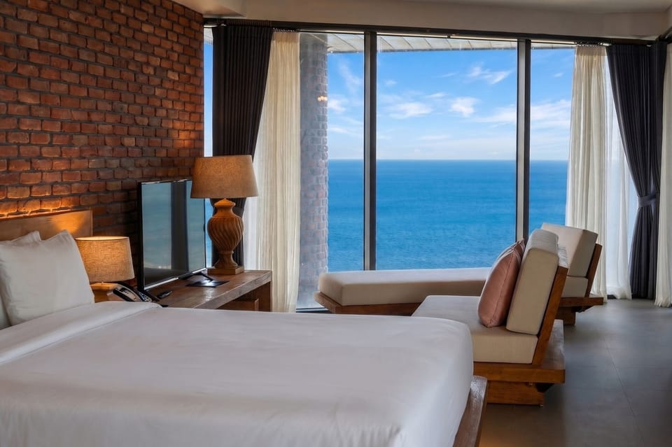 Room, 1 King Bed | In-room safe, blackout drapes, bed sheets