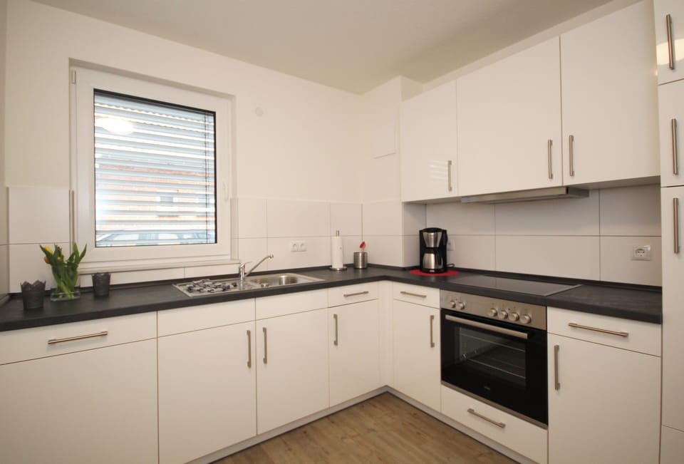 Apartment, 2 Bedrooms, Annex Building (Suite 1 & 2) | Private kitchen | Microwave