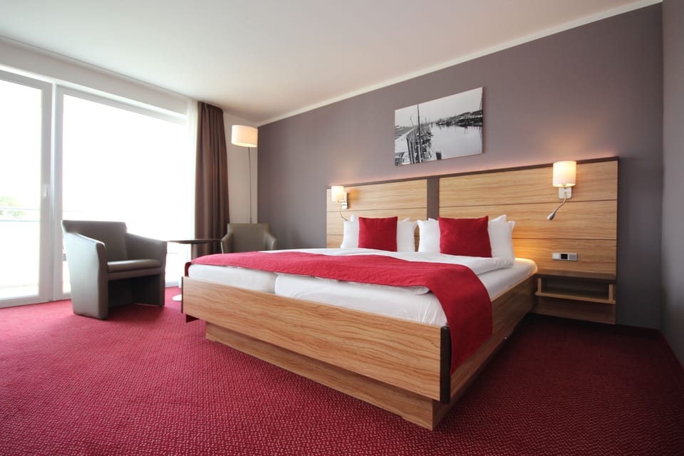 Hypo-allergenic bedding, in-room safe, desk, blackout drapes