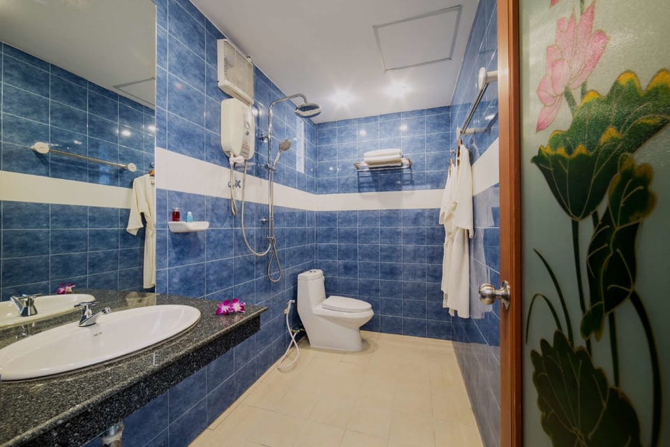 Shower, hydromassage showerhead, free toiletries, hair dryer