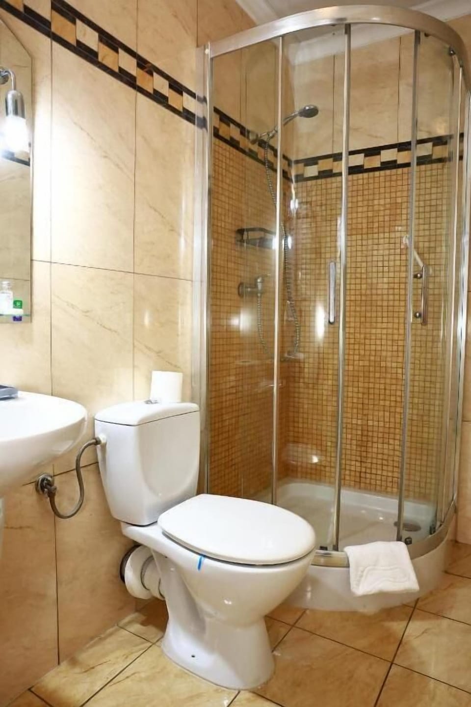 Economy Triple Room | Bathroom