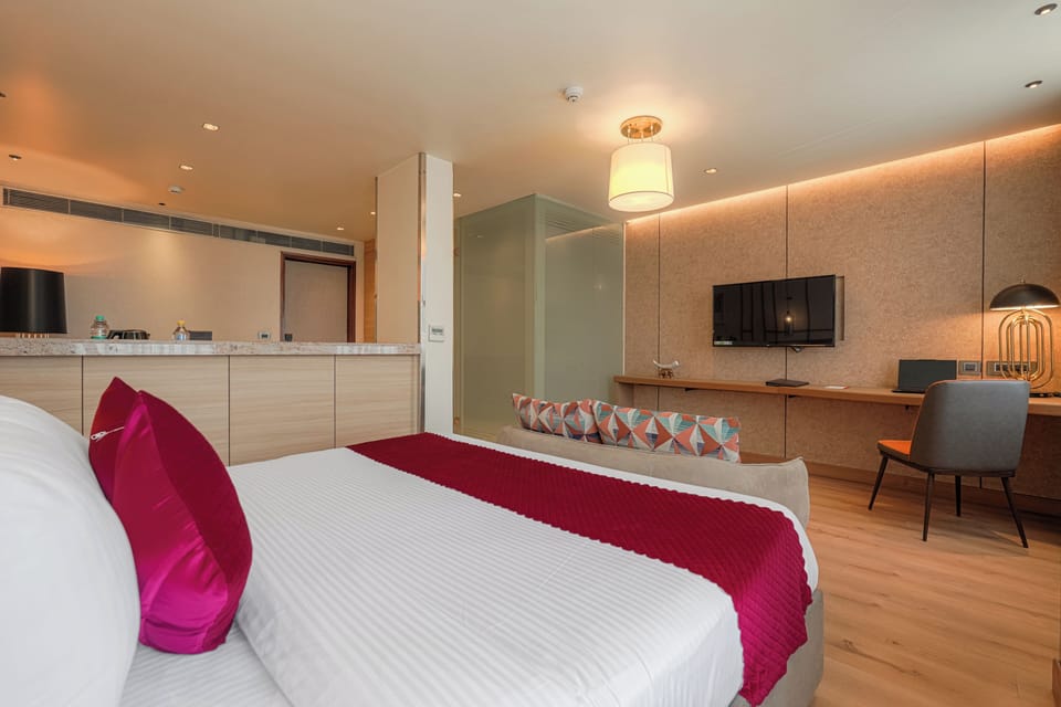 Junior Studio Suite | Minibar, in-room safe, iron/ironing board, rollaway beds