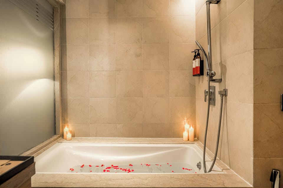 Executive Studio Suite | Bathroom | Free toiletries, hair dryer, slippers, towels